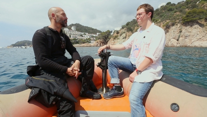 Raúl Álvarez i l'Eloi Collell conversen sobre la barca