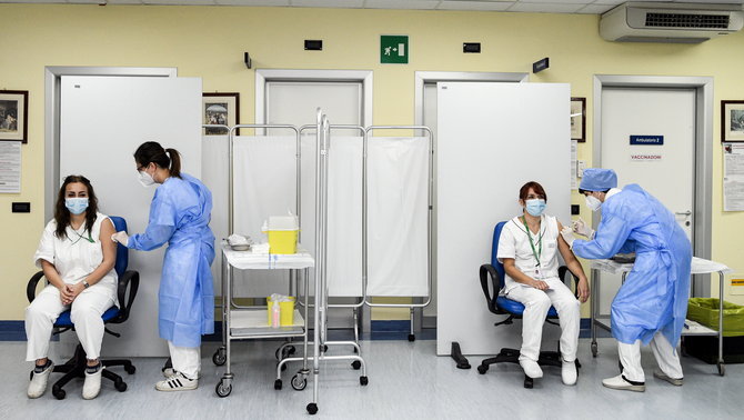 Pla general de dues sanitàries rebent la injecció amb la vacuna de Pfizer contra la covid a la ciutat de Cremona, a la Llombardia italiana, el 27-12-20 (horitzontal).